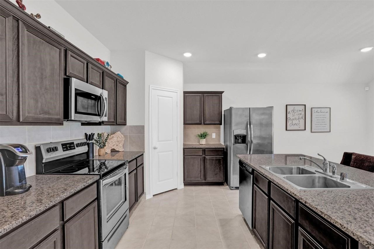 1111 Meadow Side Dr - Photo 3 of 20