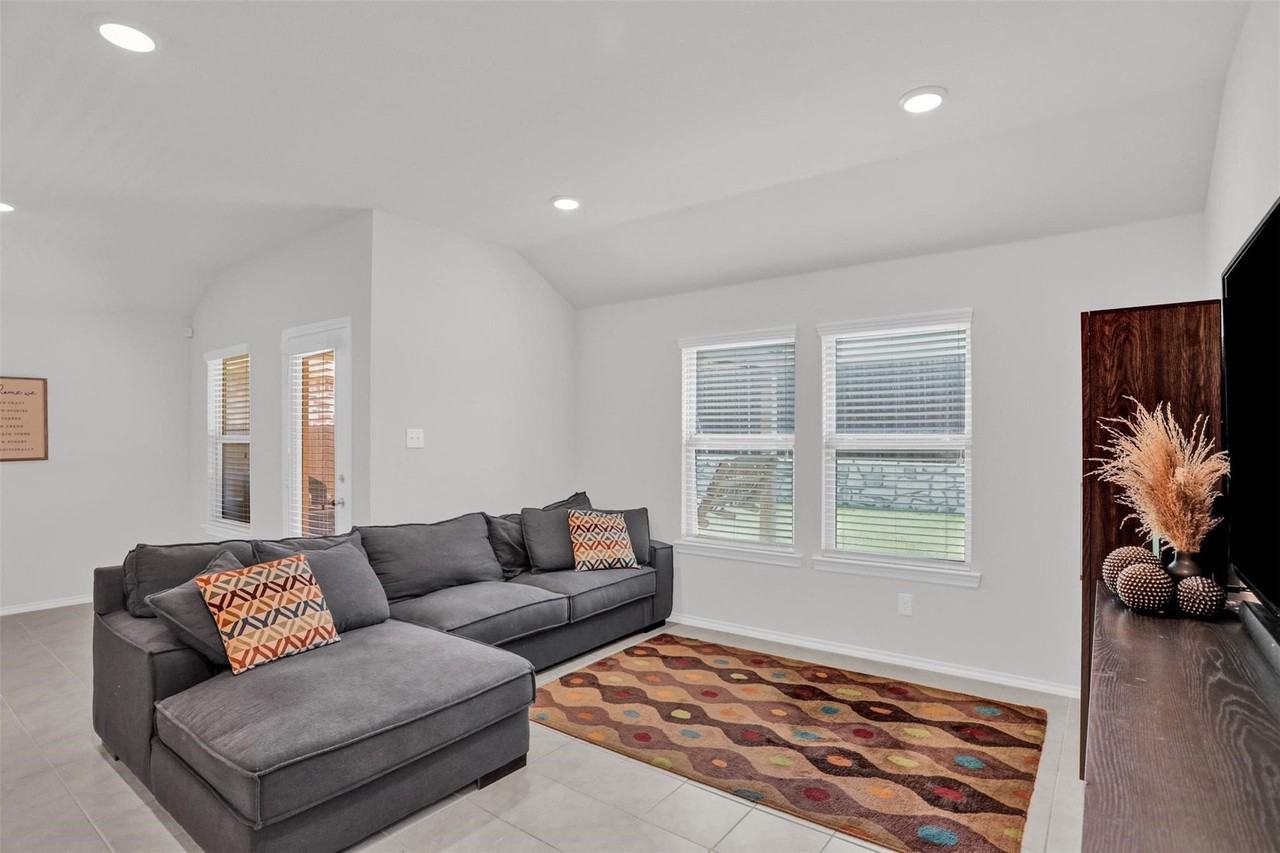 1111 Meadow Side Dr - Photo 4 of 20