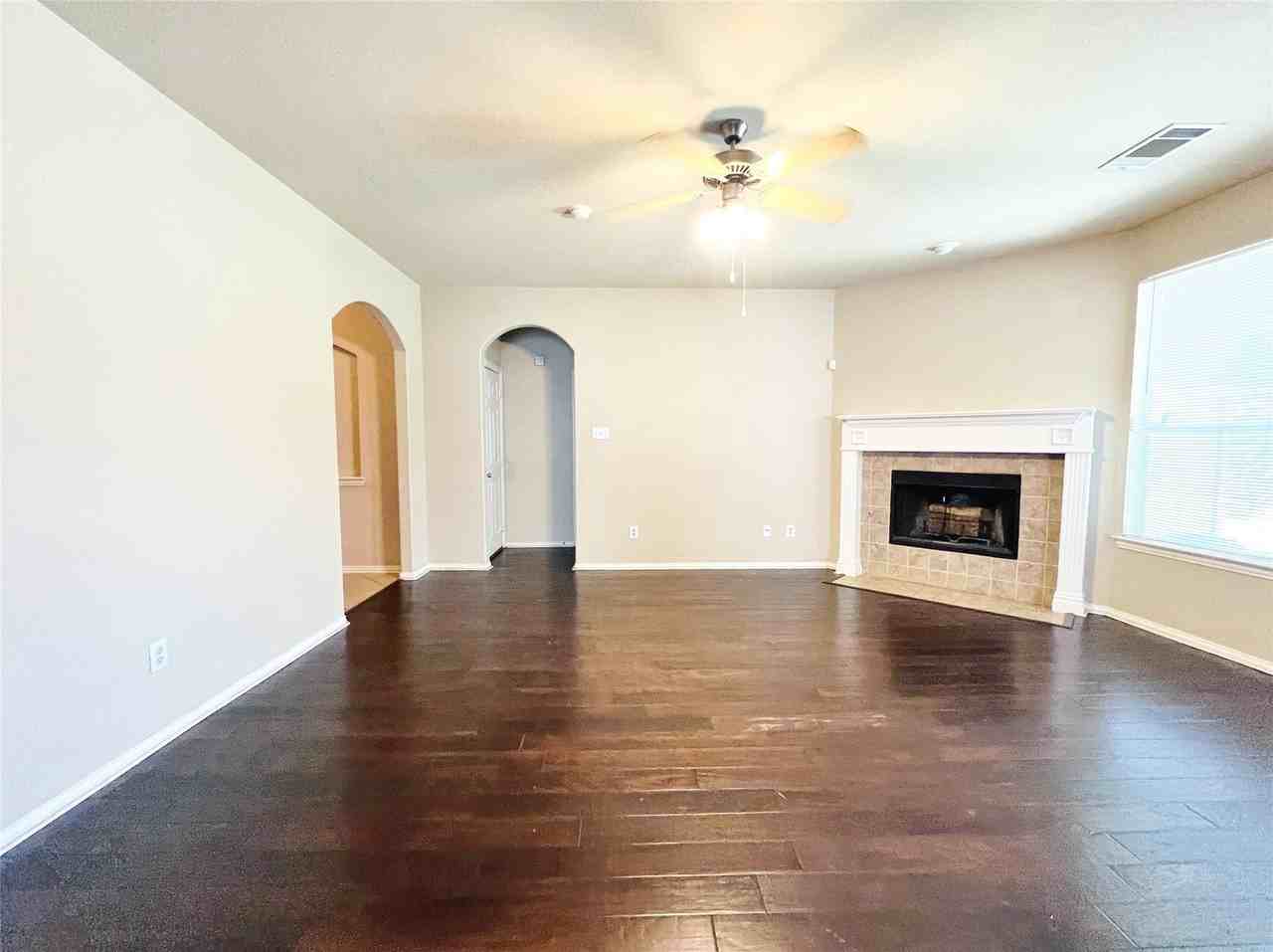 552 Kerry St - Photo 4 of 27