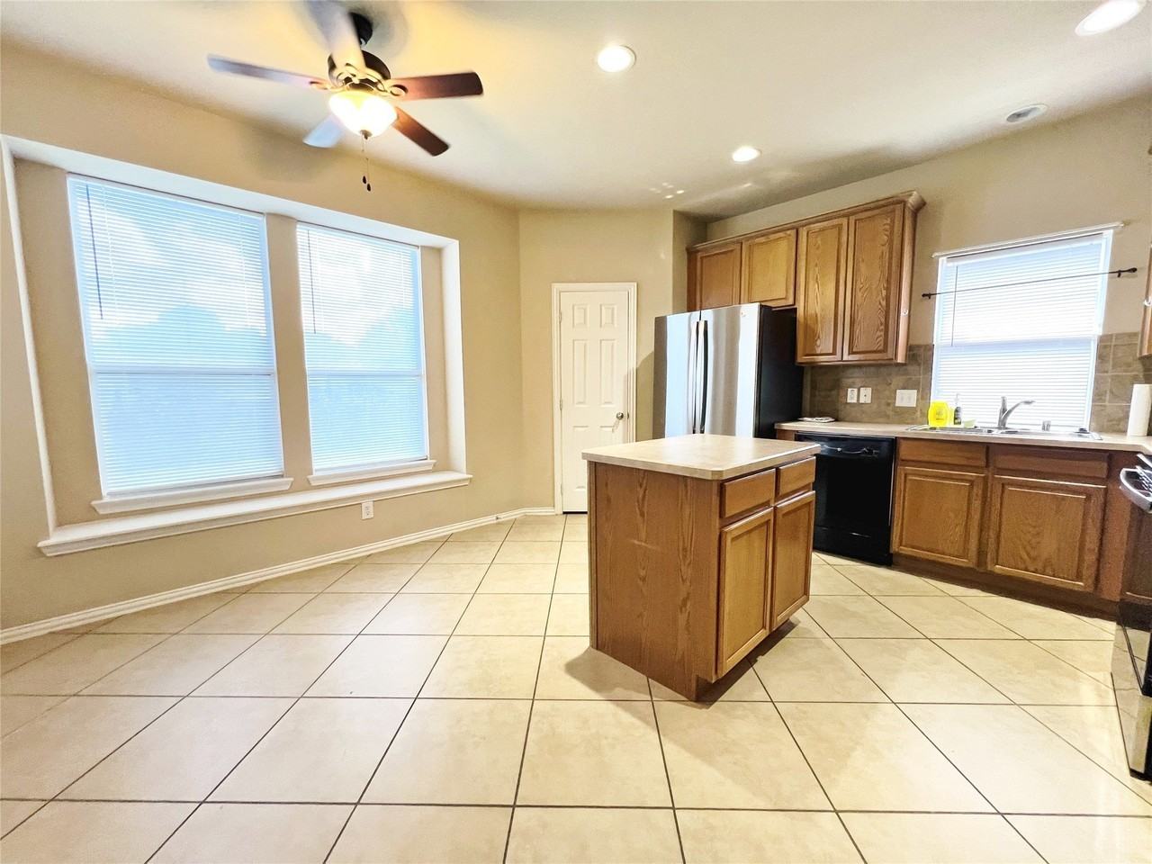 552 Kerry St - Photo 6 of 27