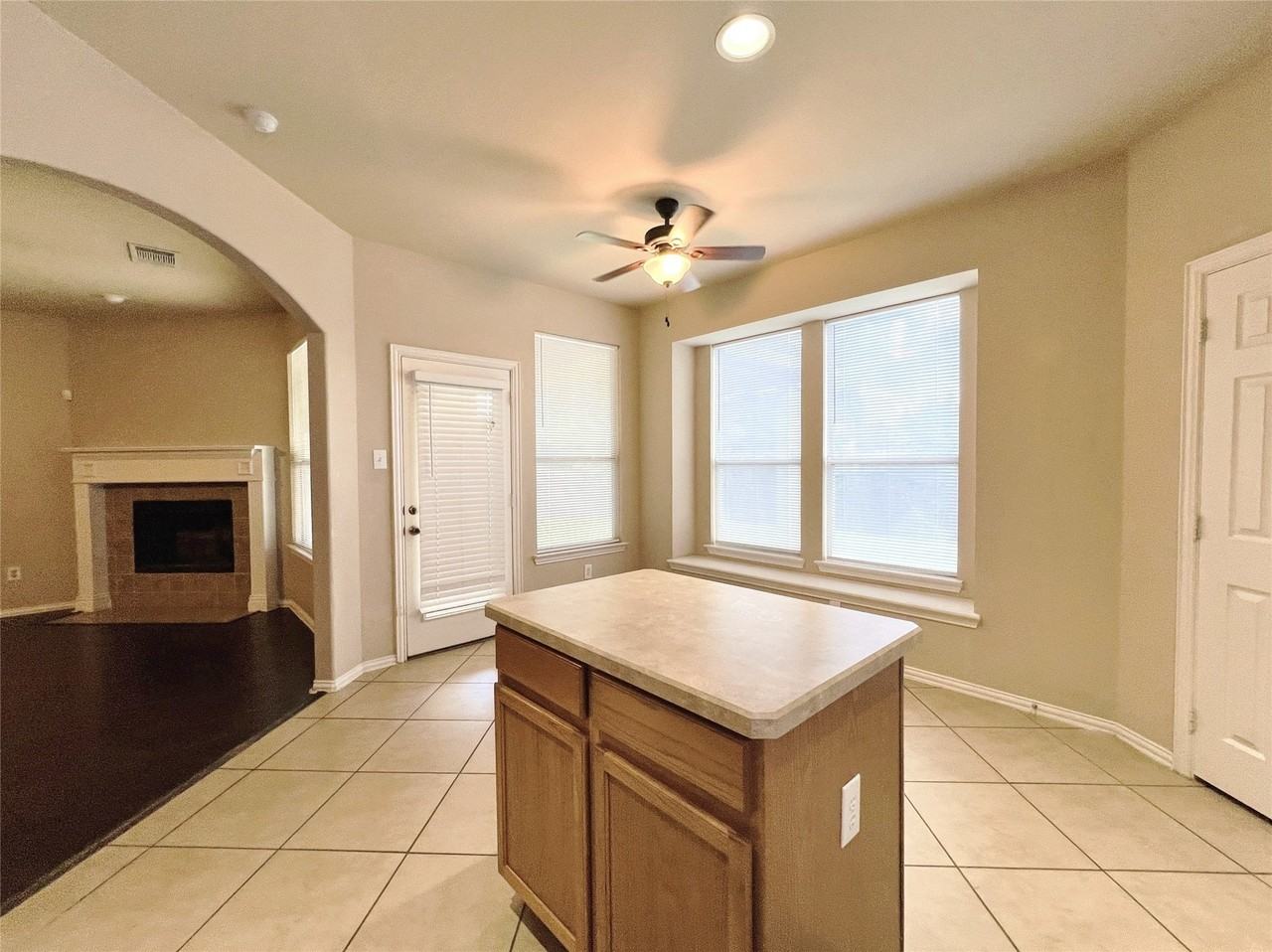 552 Kerry St - Photo 7 of 27