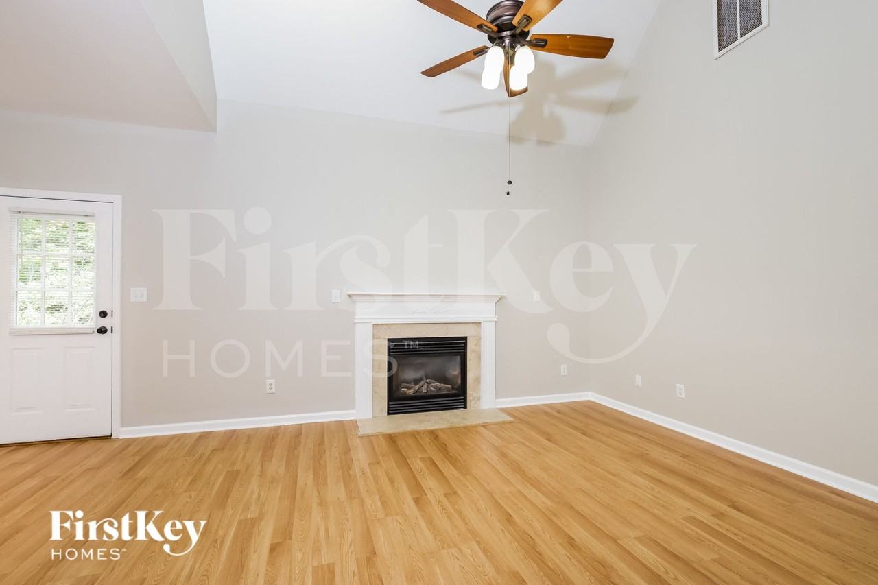 2285 Glen Cove Way - Photo 2 of 15