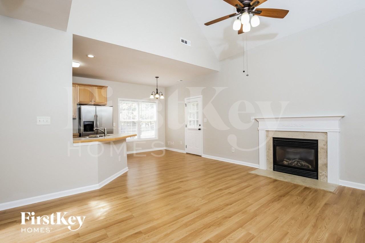 2285 Glen Cove Way - Photo 3 of 15