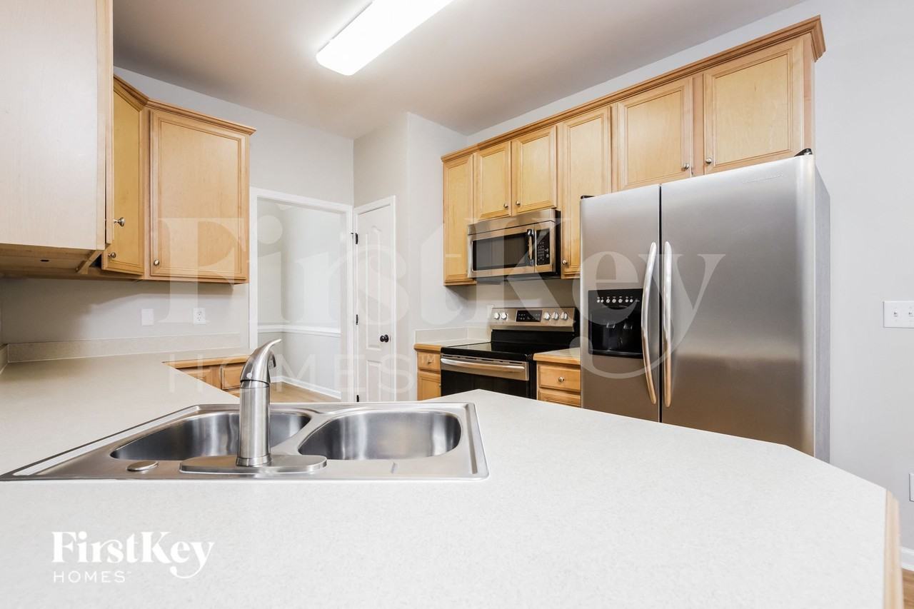2285 Glen Cove Way - Photo 5 of 15