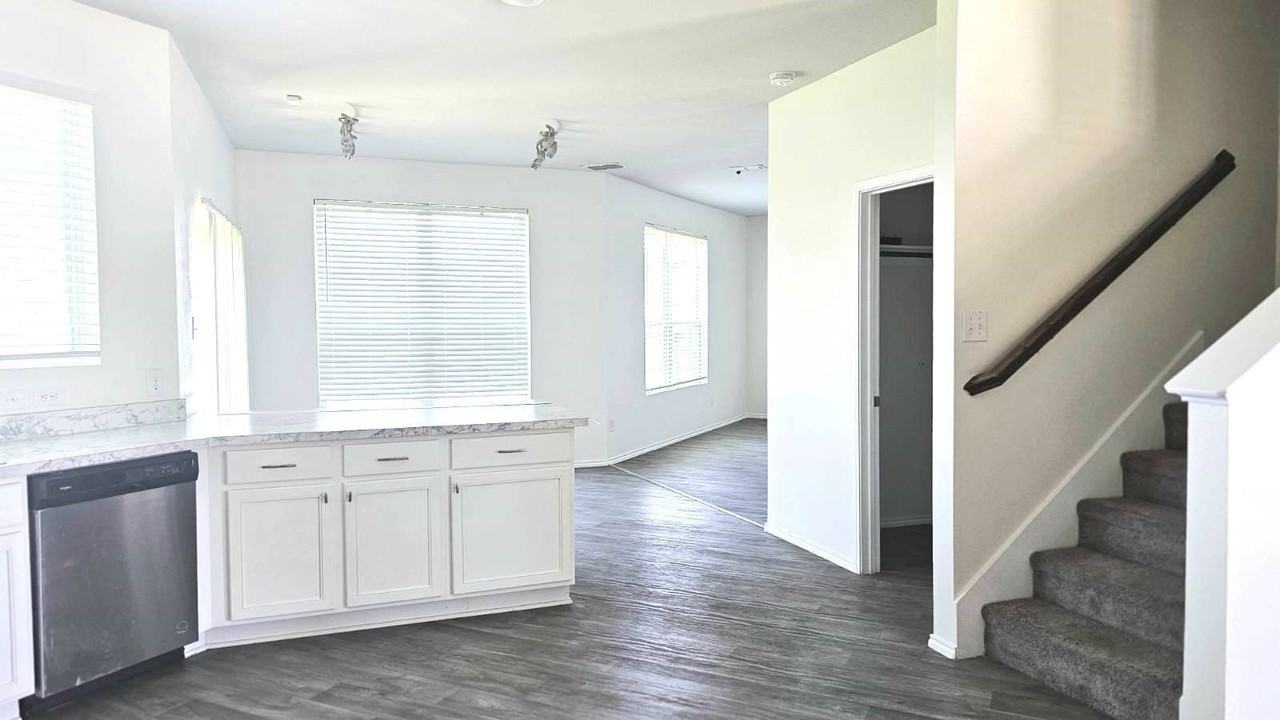 1004 Waverly Dr - Photo 2 of 19