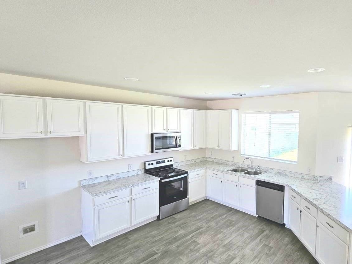 1004 Waverly Dr - Photo 3 of 19