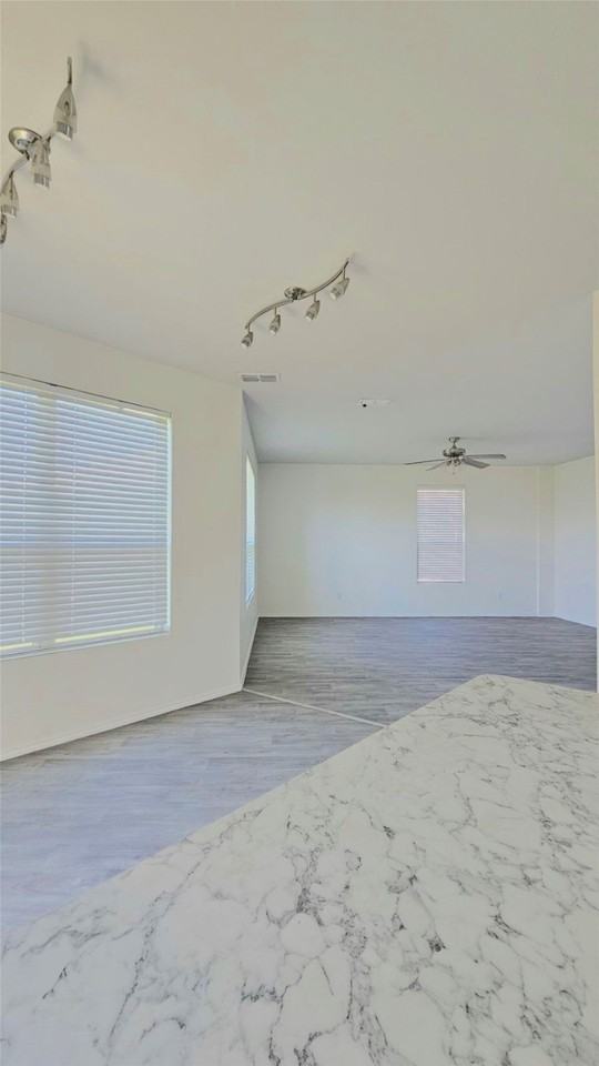 1004 Waverly Dr - Photo 5 of 19