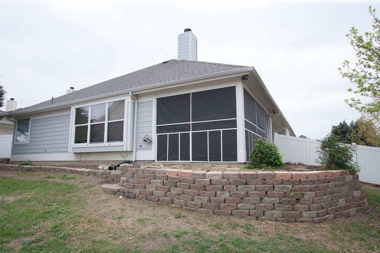 2406 Hillside Dr - Photo 2 of 13