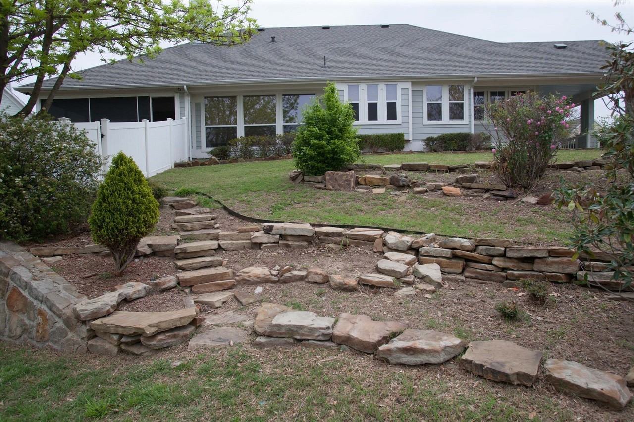 2406 Hillside Dr - Photo 3 of 13