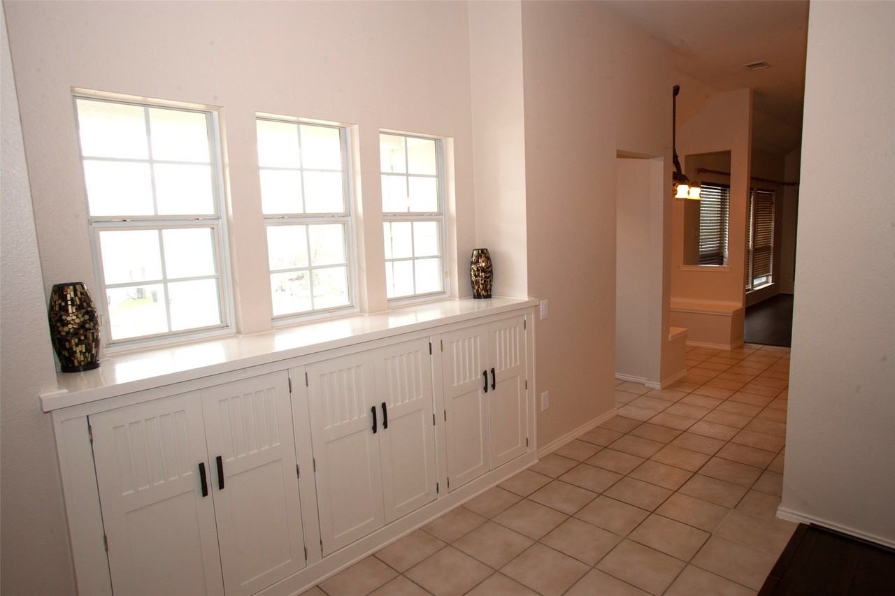 2406 Hillside Dr - Photo 5 of 13