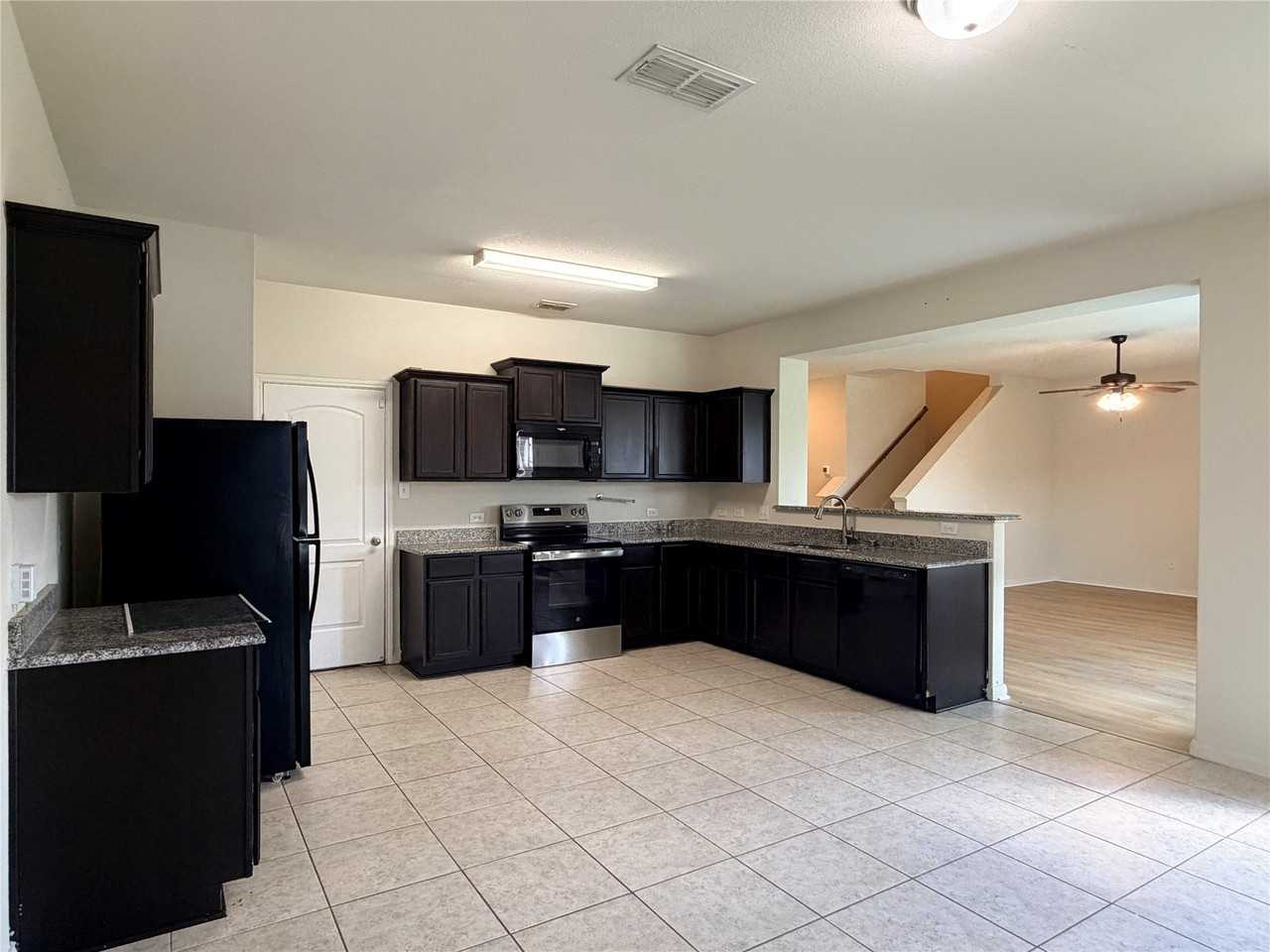 140 Collin St - Photo 4 of 24