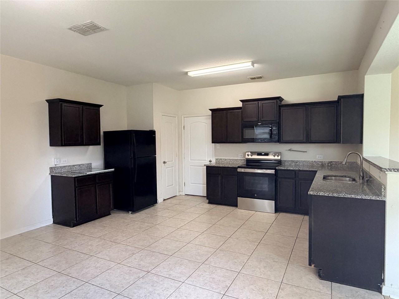140 Collin St - Photo 5 of 24