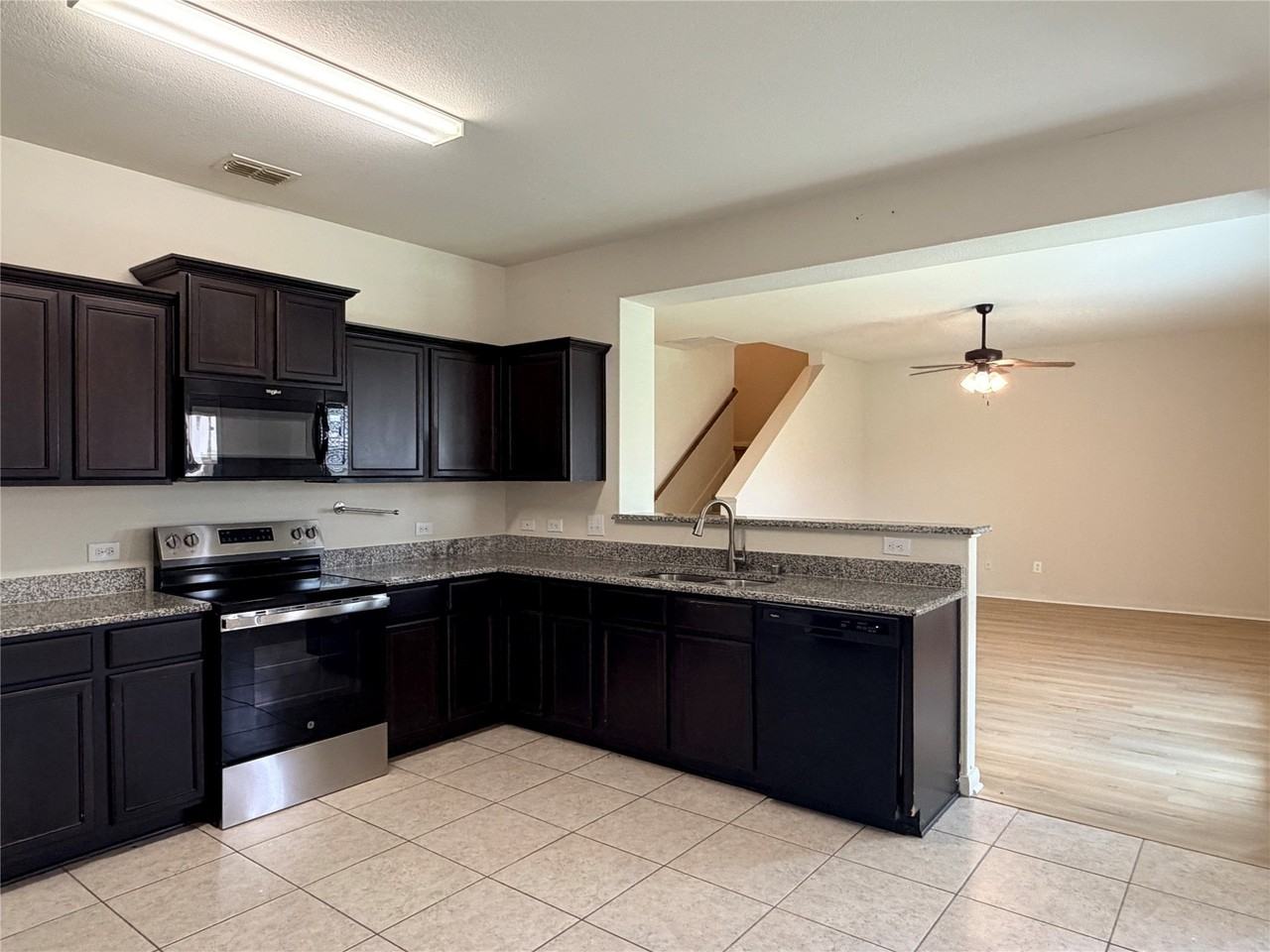 140 Collin St - Photo 6 of 24