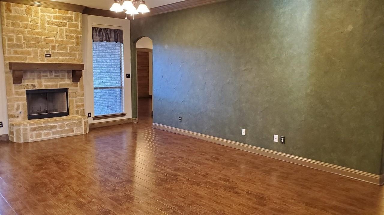 1621 Colonial Dr - Photo 3 of 35