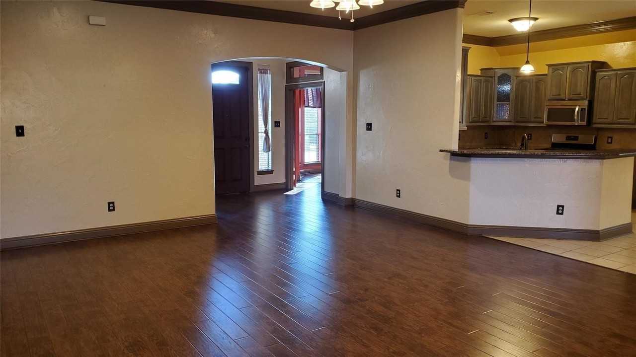 1621 Colonial Dr - Photo 4 of 35