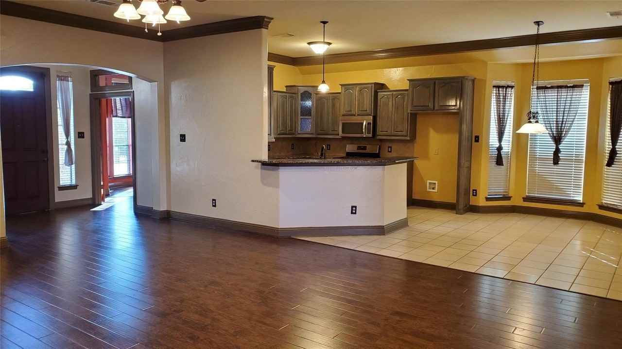 1621 Colonial Dr - Photo 6 of 35