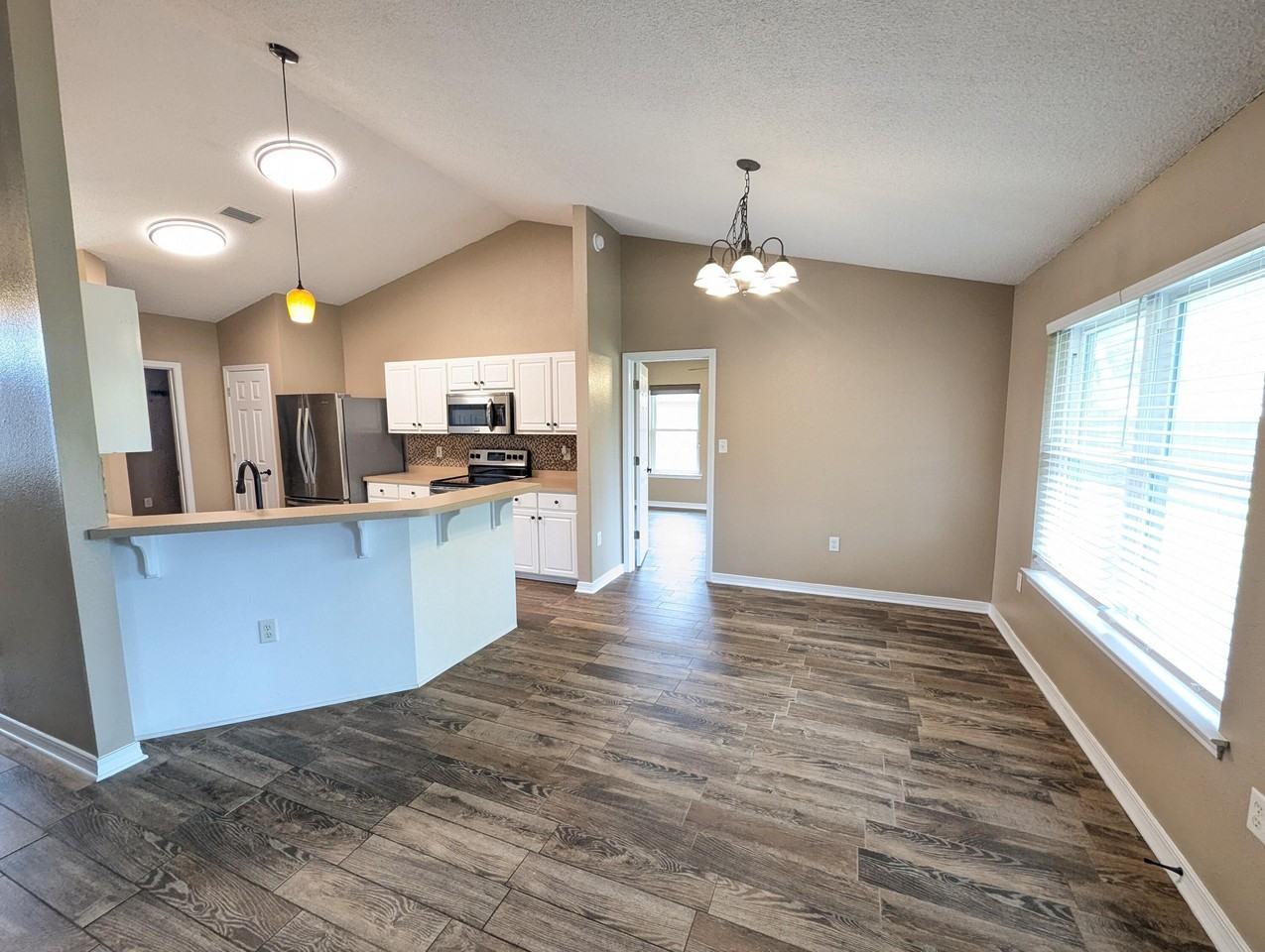 2409 Juneau Ln - Photo 4 of 34