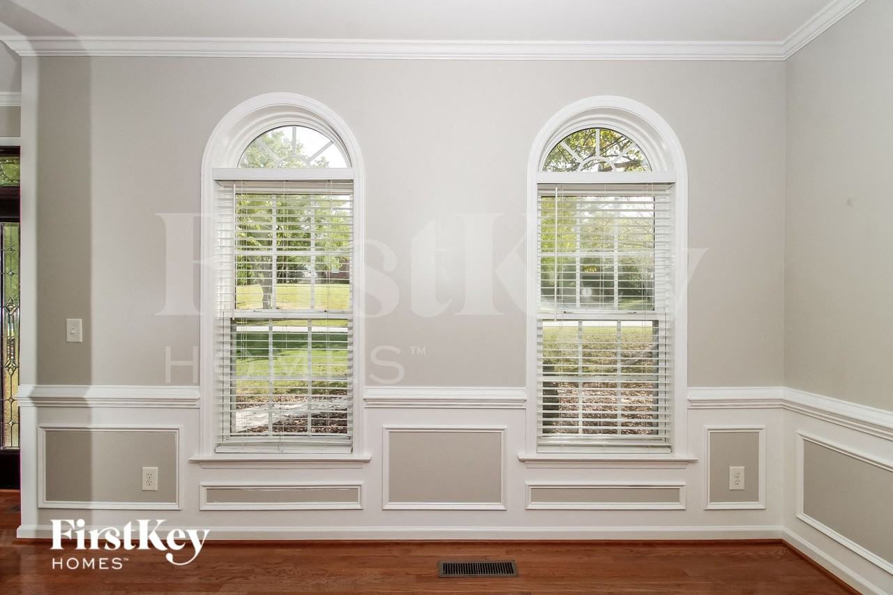 6590 Lake Dale Way - Photo 4 of 15
