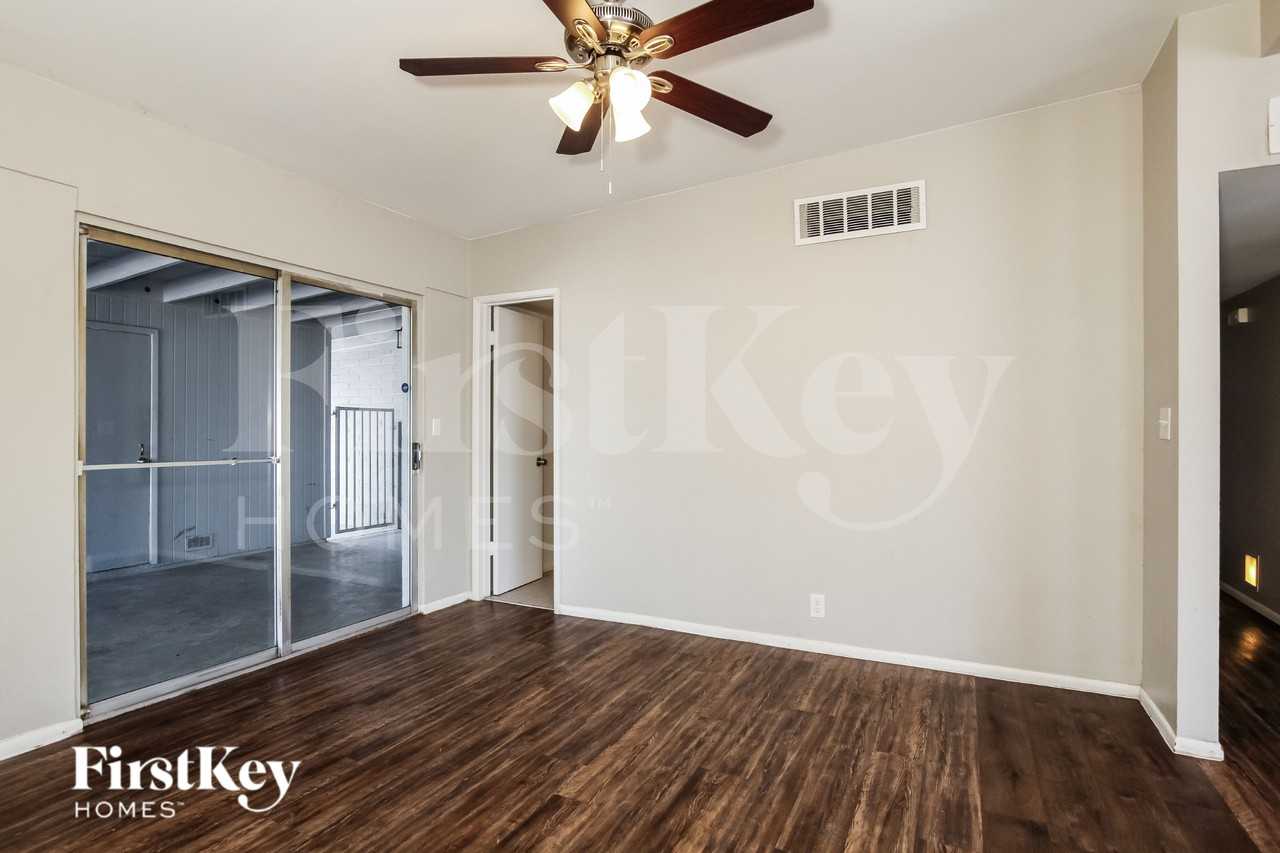 8830 N 37th Ave - Photo 4 of 15