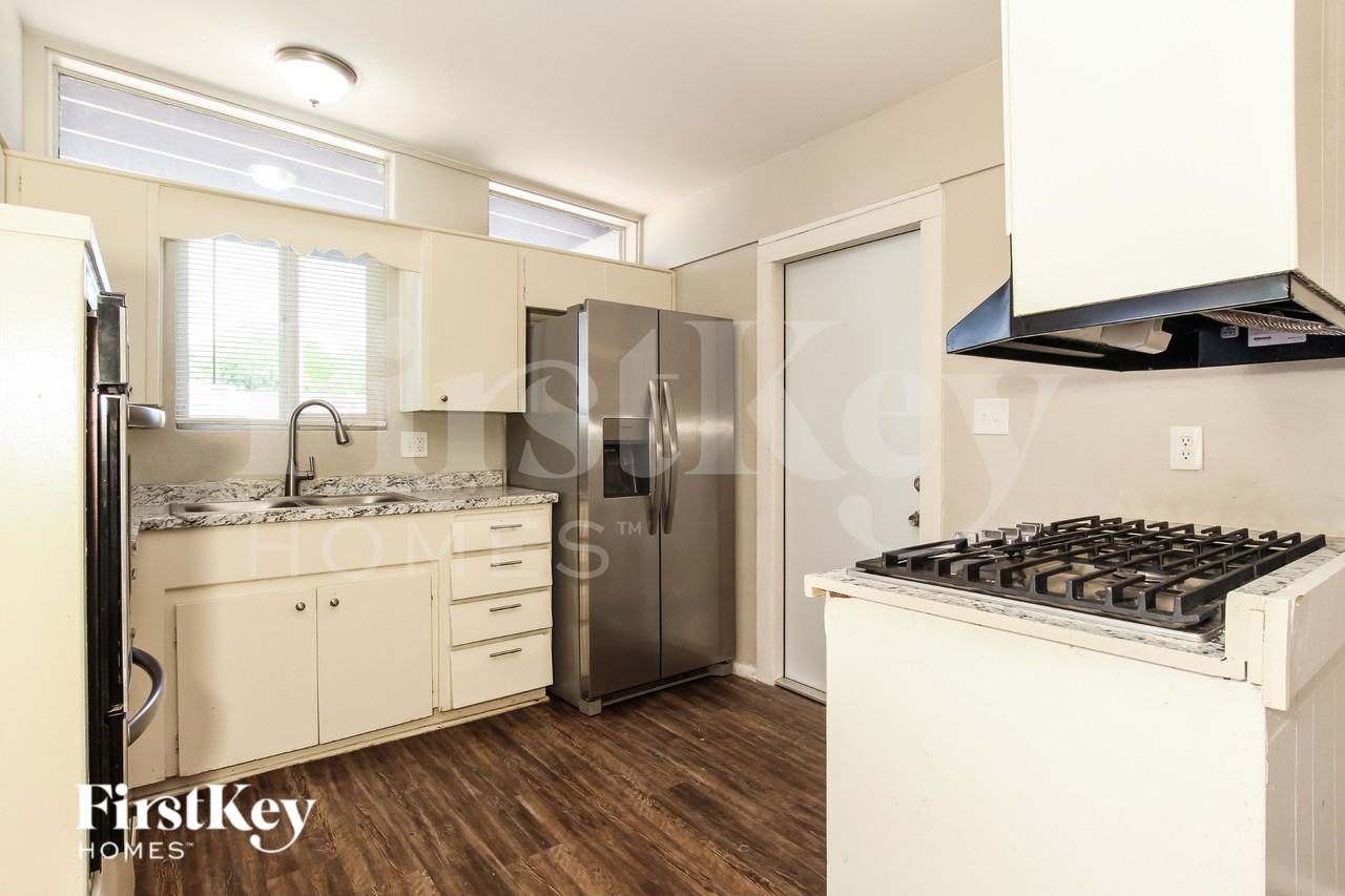 8830 N 37th Ave - Photo 5 of 15