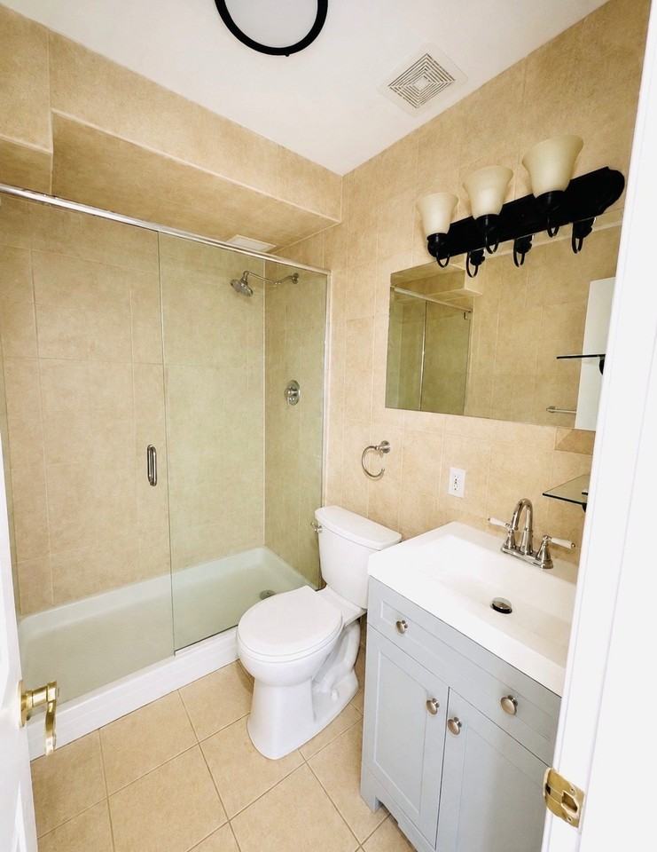 890 W Beech St #1D - Photo 7 of 8