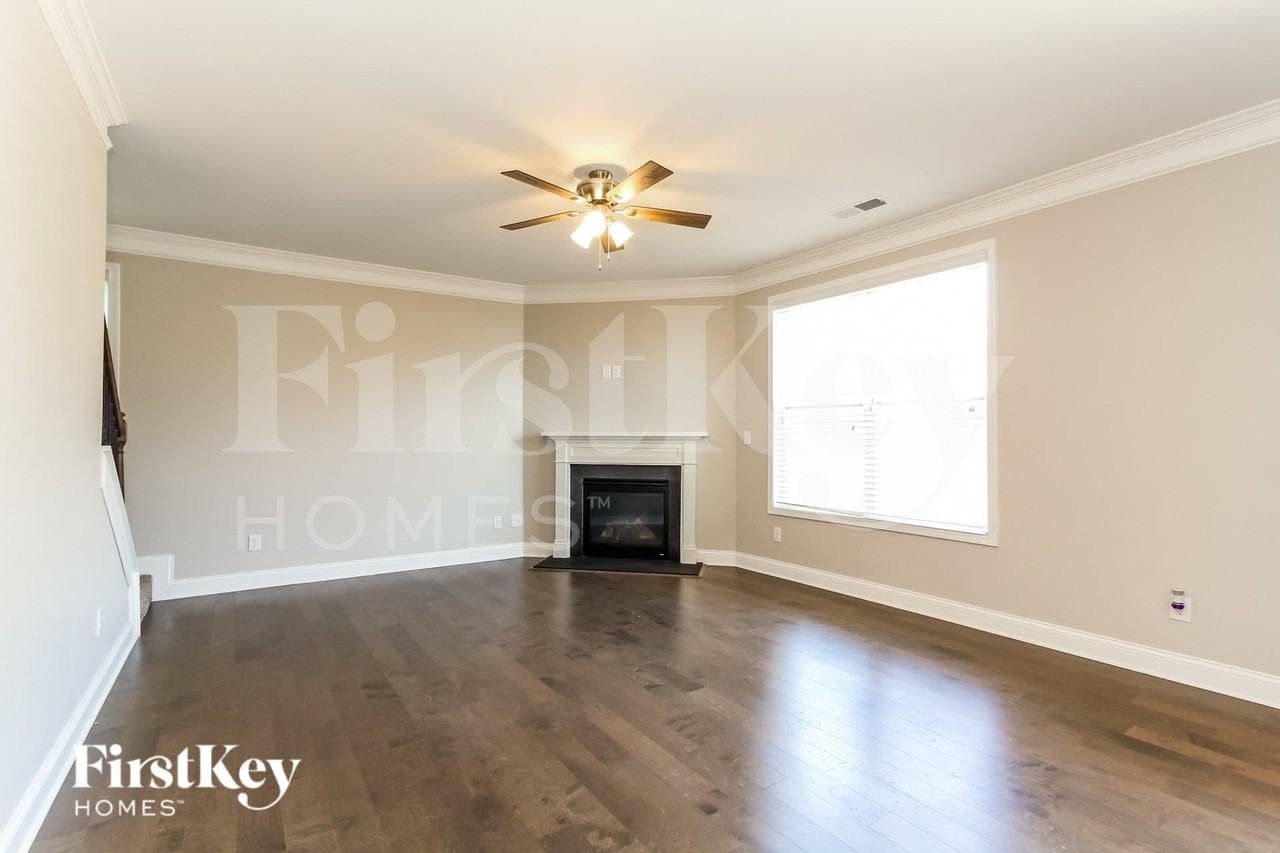 3940 Lake Breeze Dr - Photo 3 of 15