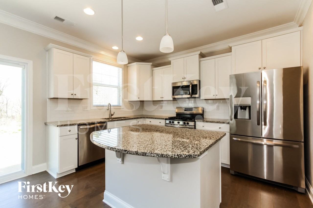 3940 Lake Breeze Dr - Photo 5 of 15
