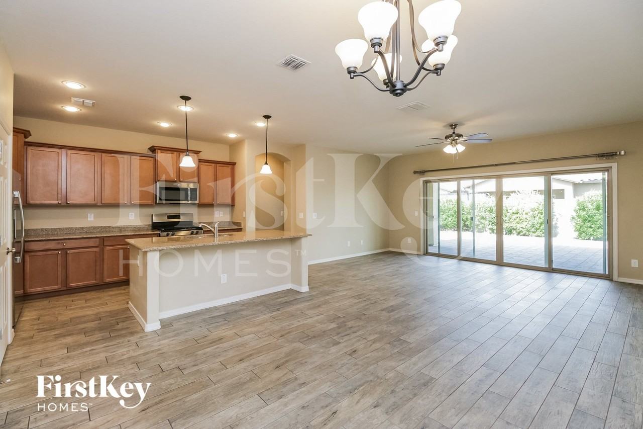 376 W Flame Tree Ave - Photo 3 of 15
