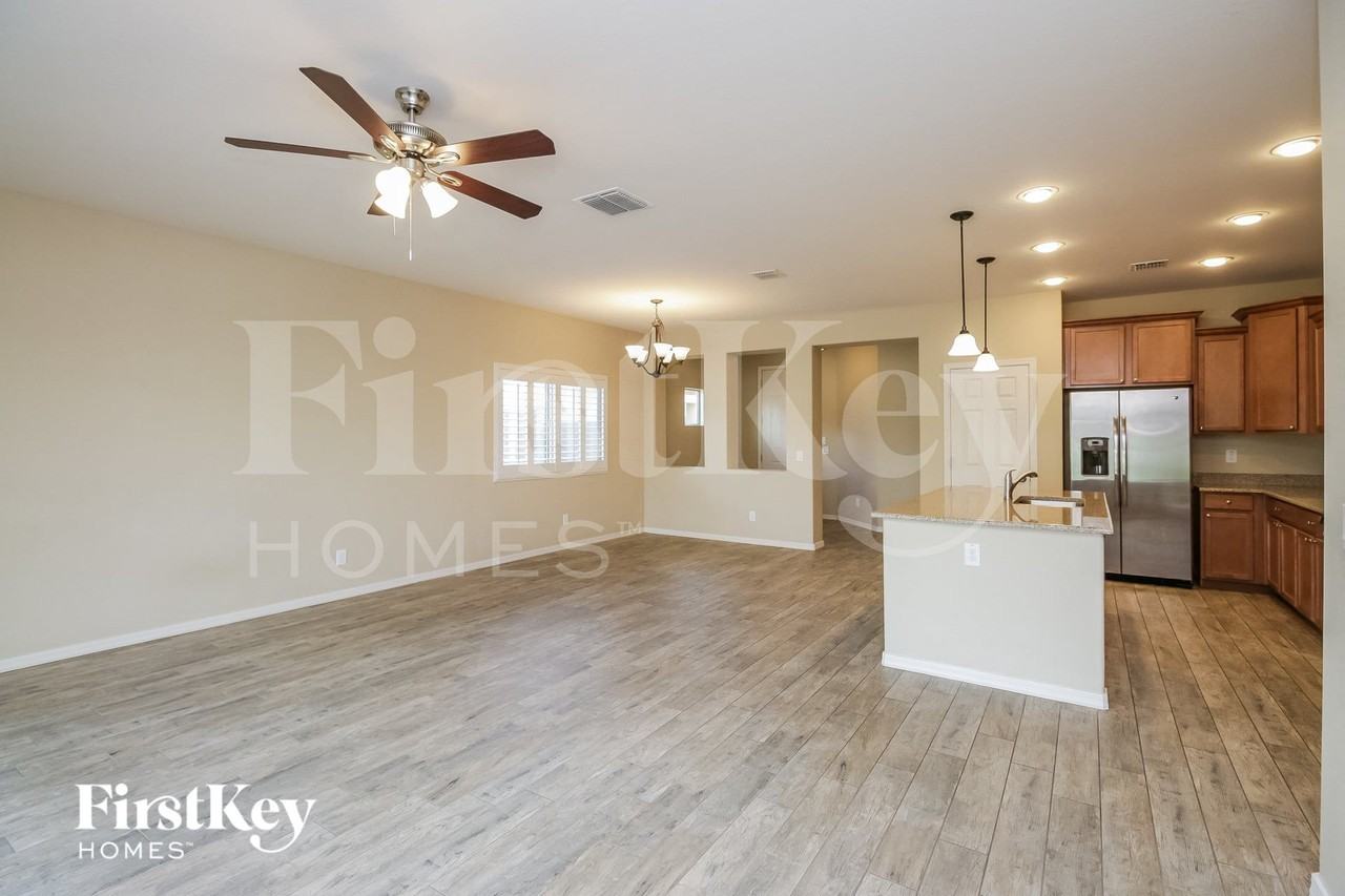 376 W Flame Tree Ave - Photo 4 of 15