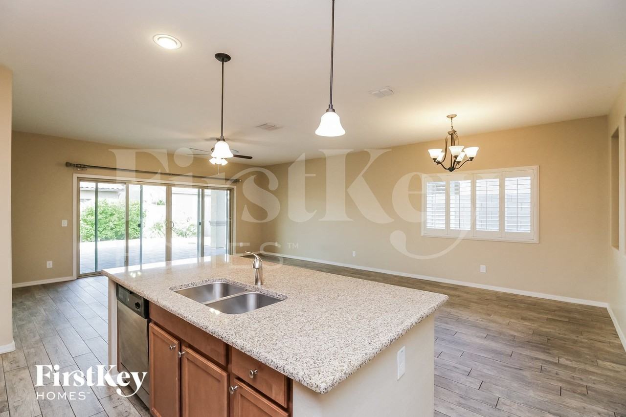 376 W Flame Tree Ave - Photo 5 of 15