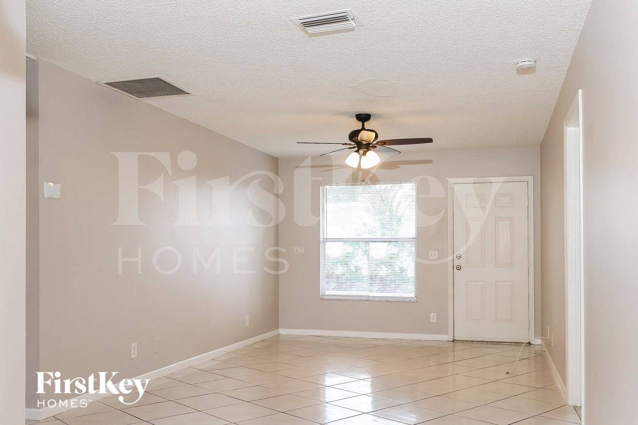 967 38th St - Photo 4 of 15