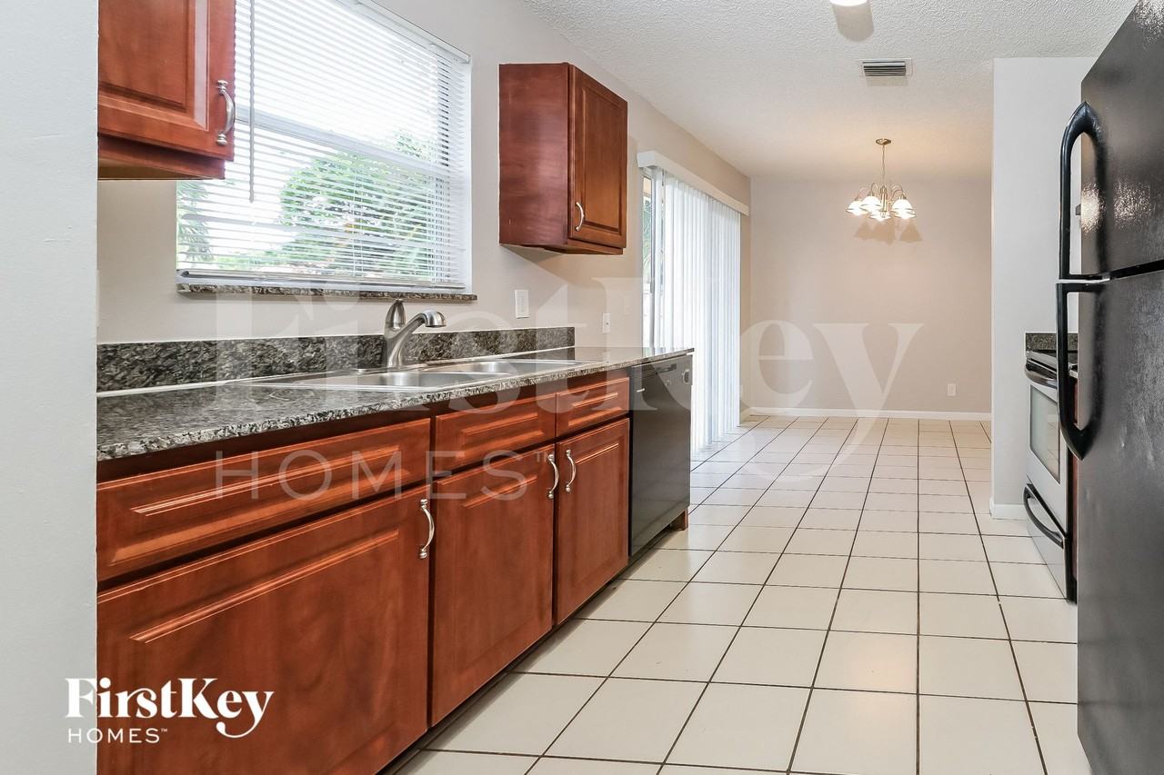 967 38th St - Photo 5 of 15