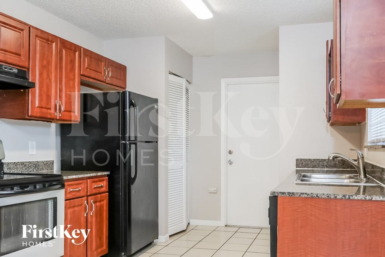967 38th St - Photo 6 of 15