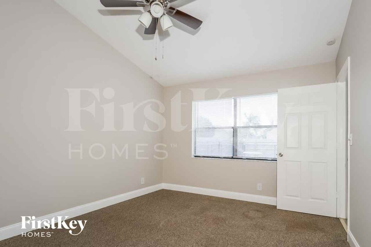 967 38th St - Photo 7 of 15