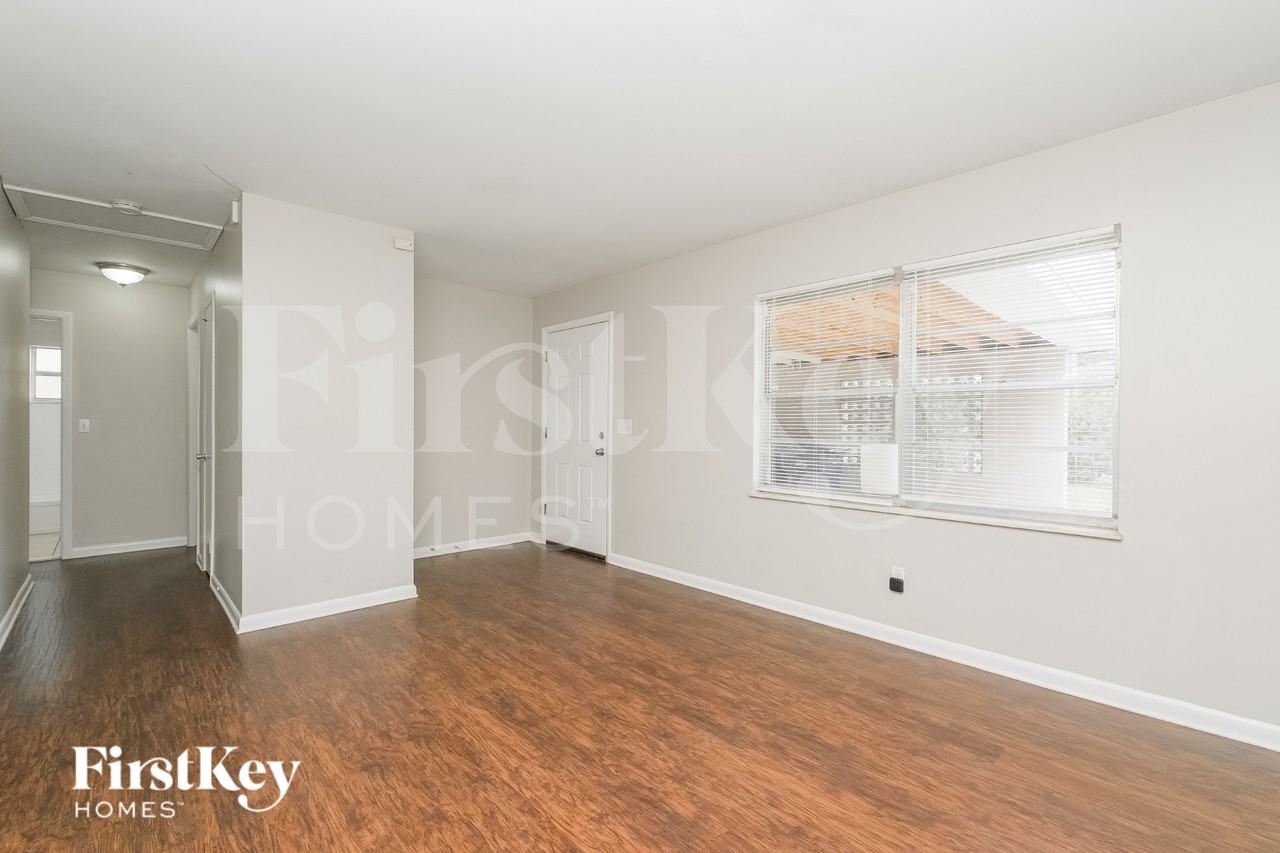 9331 Forest Hills Dr - Photo 3 of 17