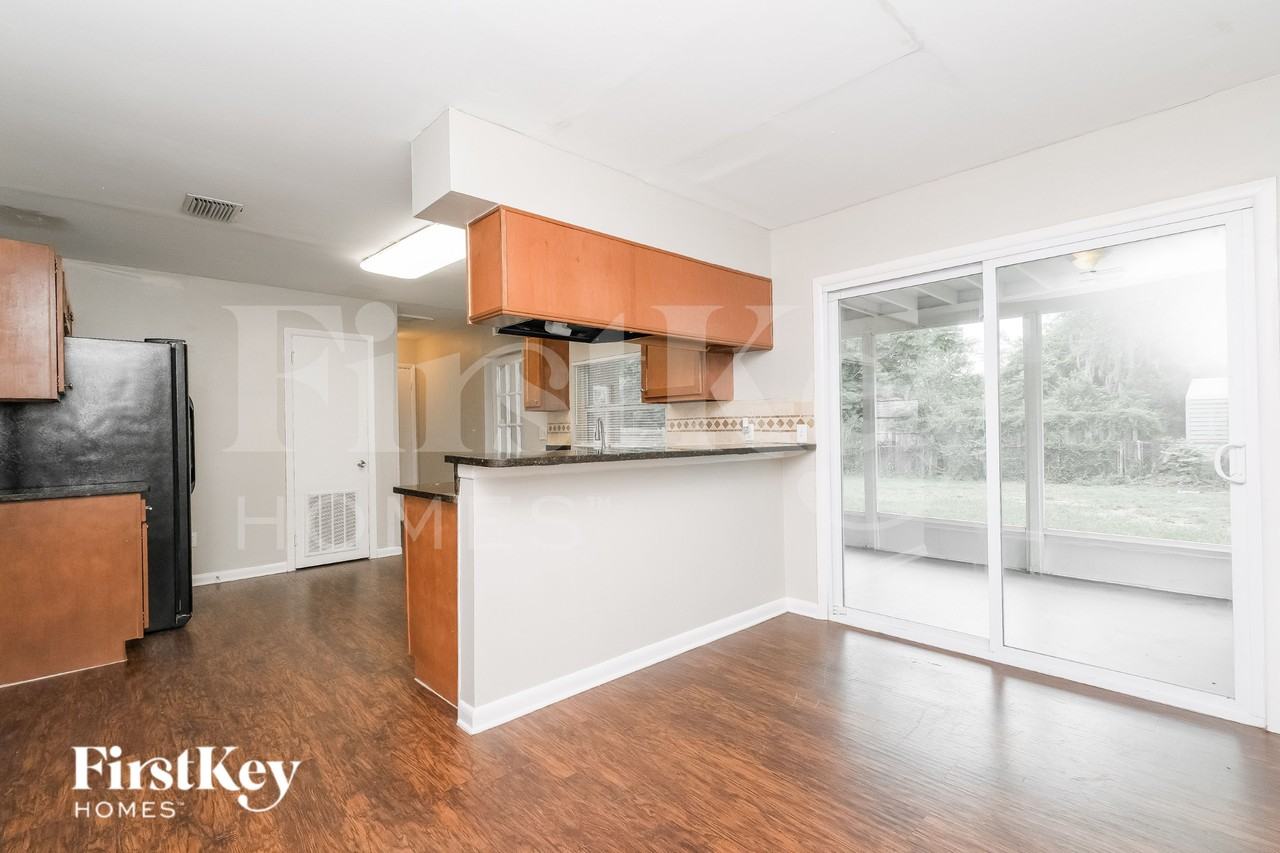 9331 Forest Hills Dr - Photo 4 of 17