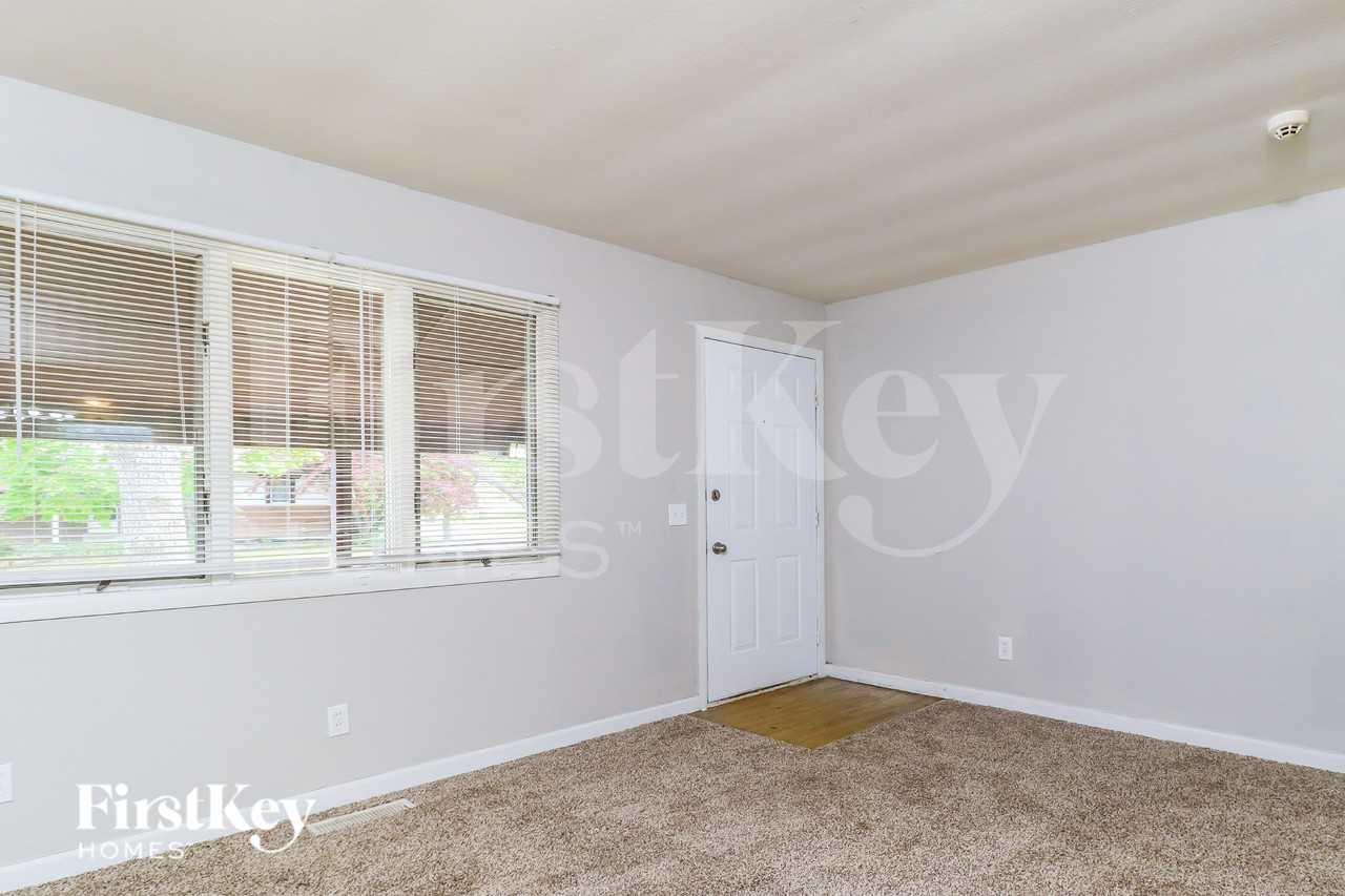 930 5th Plz - Photo 2 of 19