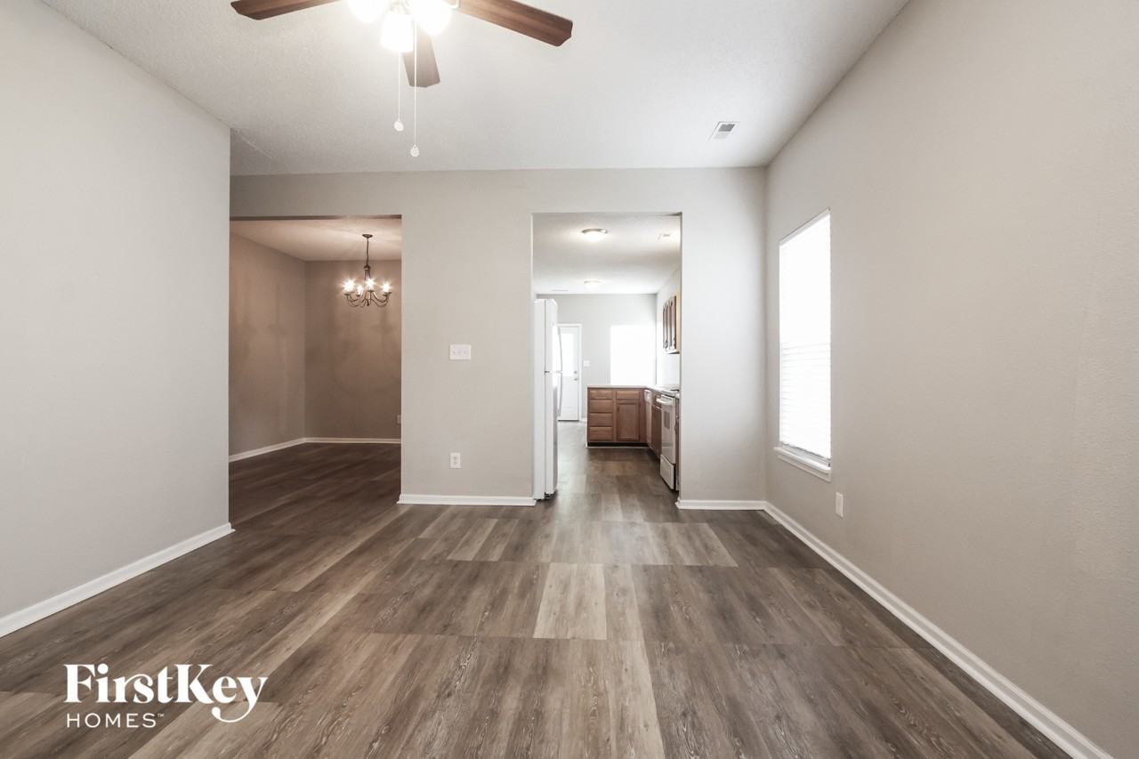 8119 Corktree Dr - Photo 2 of 15