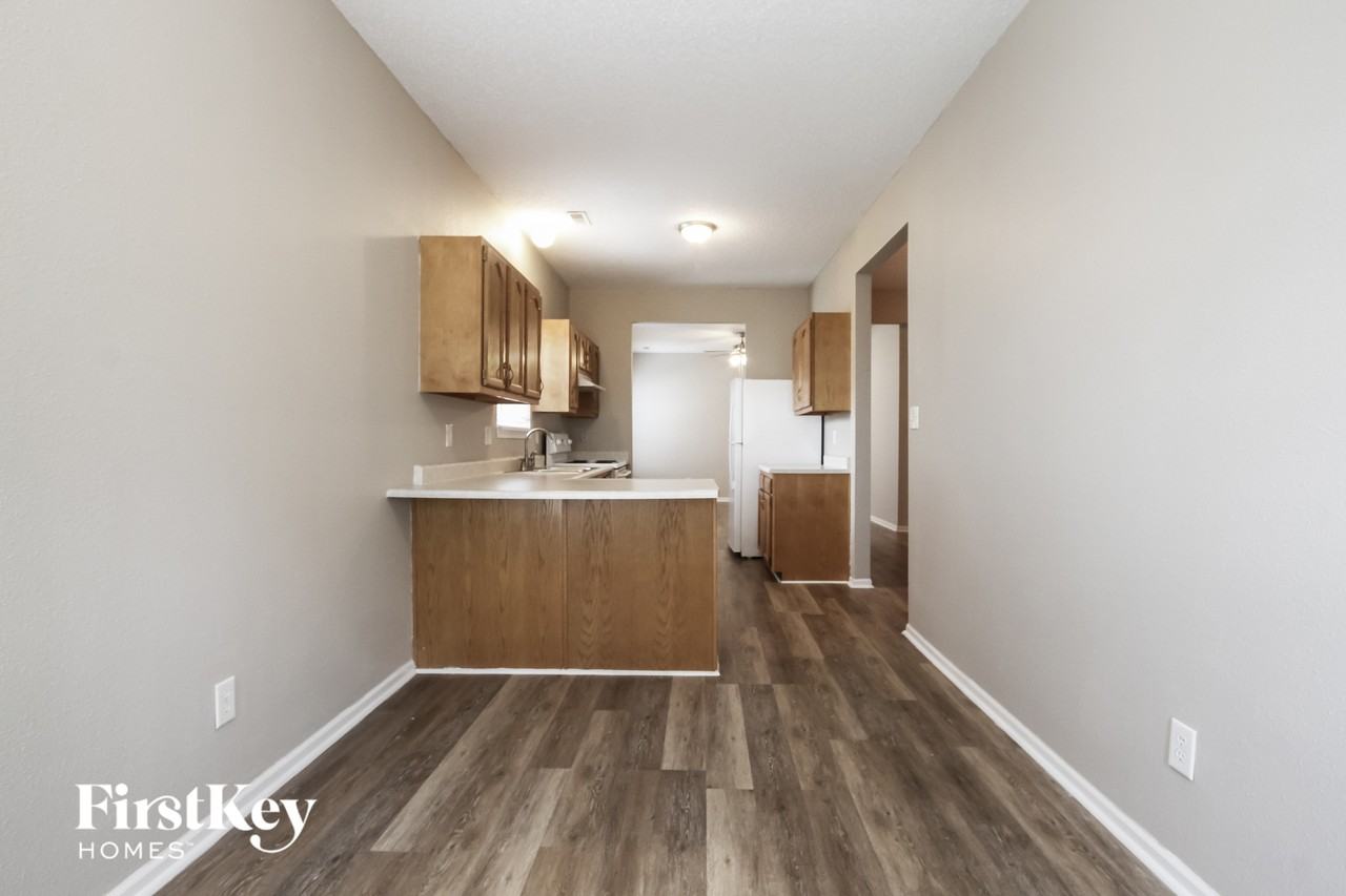 8119 Corktree Dr - Photo 5 of 15