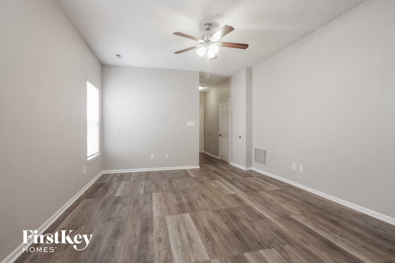 8119 Corktree Dr - Photo 7 of 15