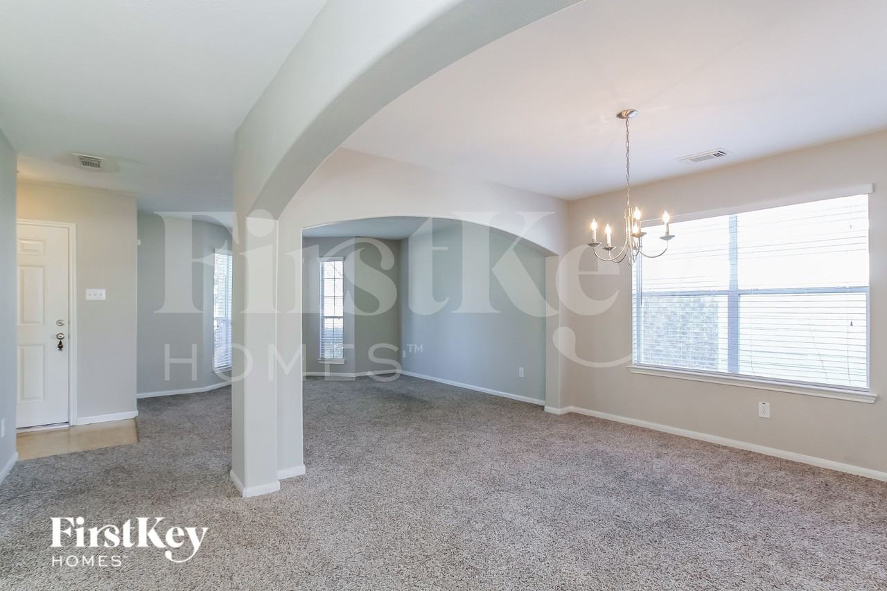 2811 Long Grove Ln - Photo 3 of 19