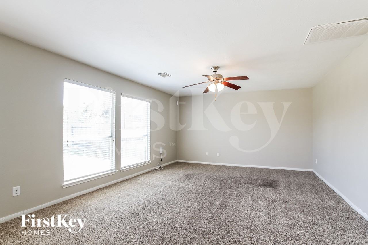 2811 Long Grove Ln - Photo 4 of 19