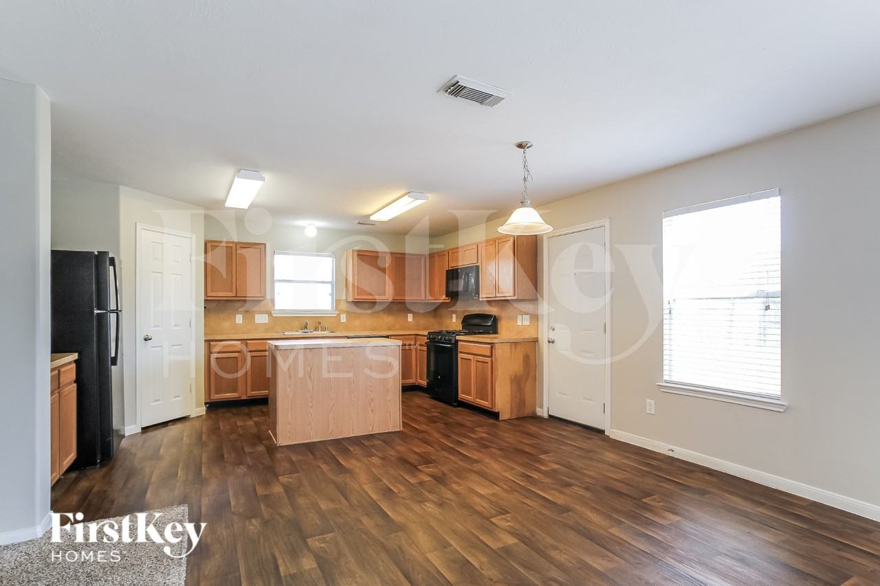 2811 Long Grove Ln - Photo 7 of 19