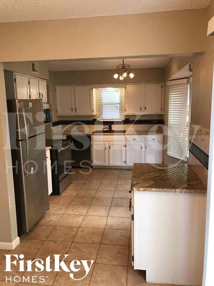 2700 Nw 4th St - Photo 5 of 16