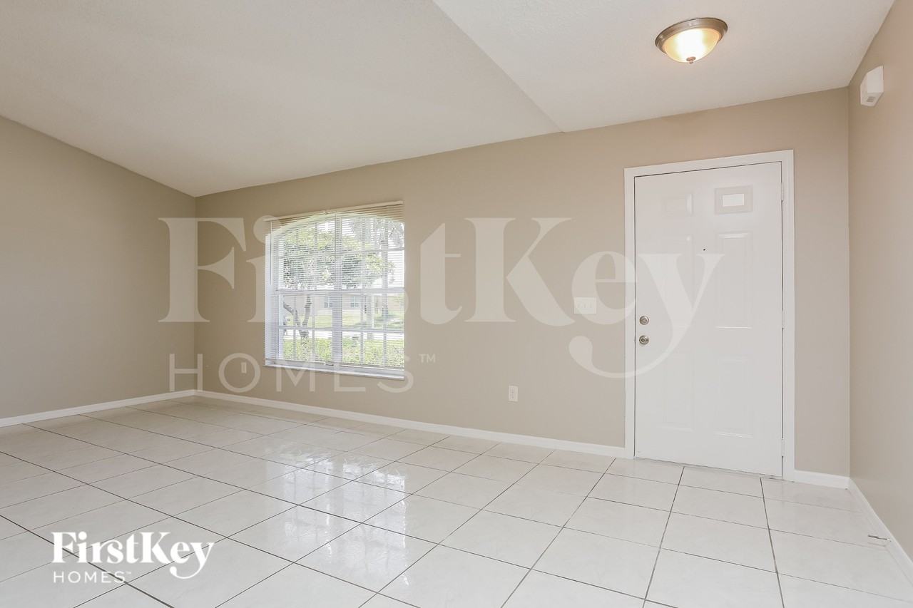 2514 Sw Monterrey Ln - Photo 4 of 16