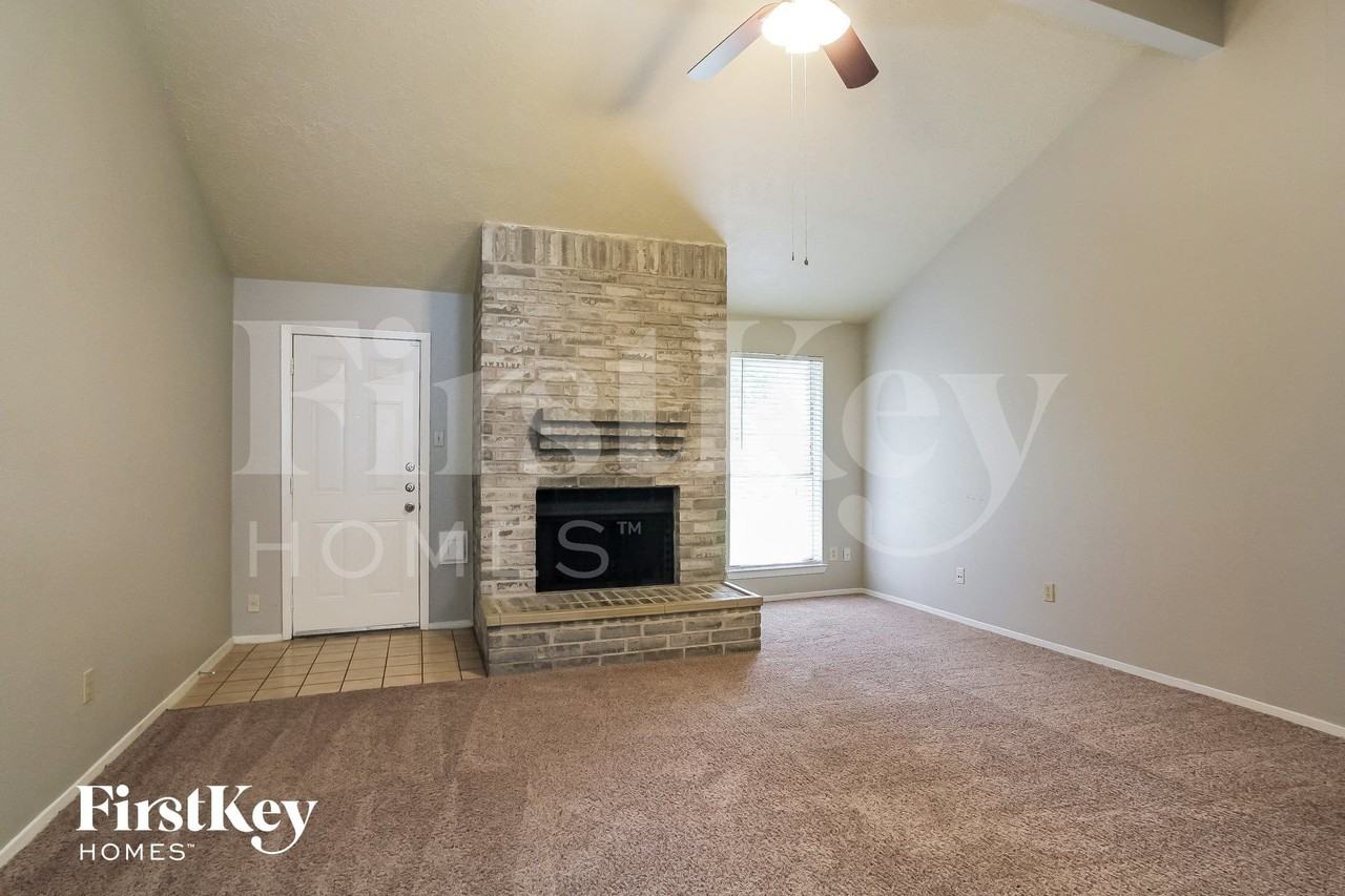 2118 Knollbrook Ln - Photo 3 of 15