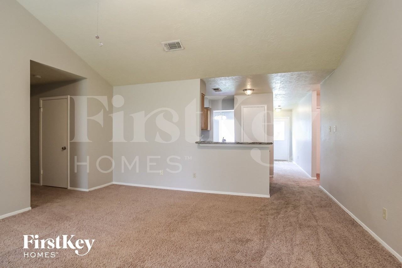 2118 Knollbrook Ln - Photo 4 of 15