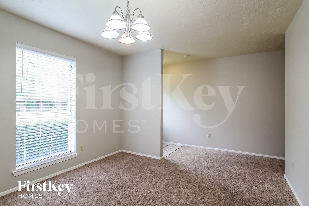 2118 Knollbrook Ln - Photo 5 of 15
