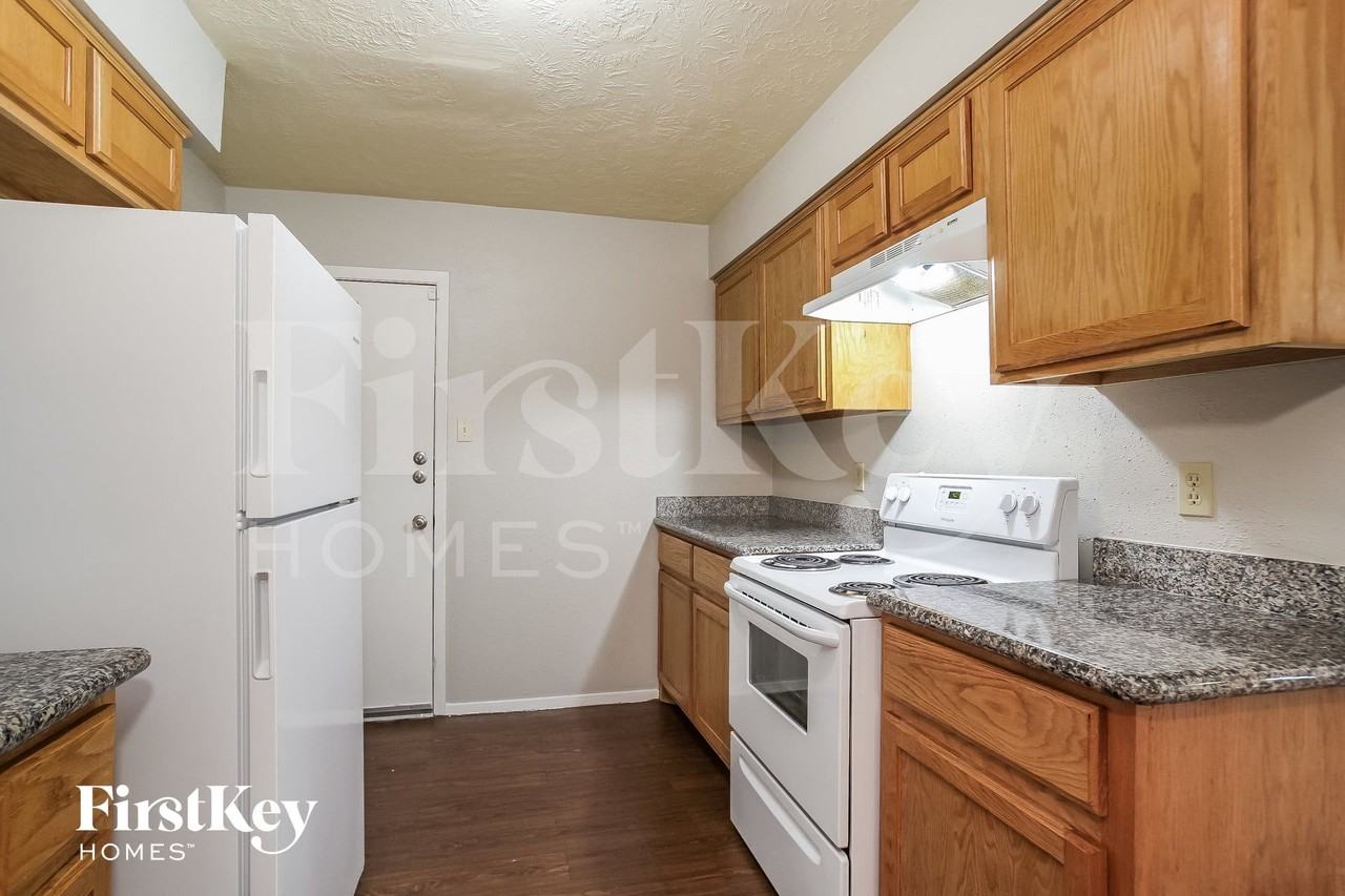 2118 Knollbrook Ln - Photo 6 of 15