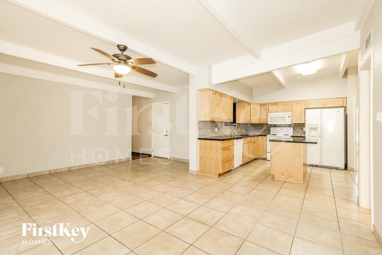 2028 W Schell Dr - Photo 3 of 15